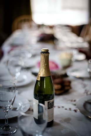 Una bottiglia di champagne, simbolo della concorrenza auspicata nel servizio taxi